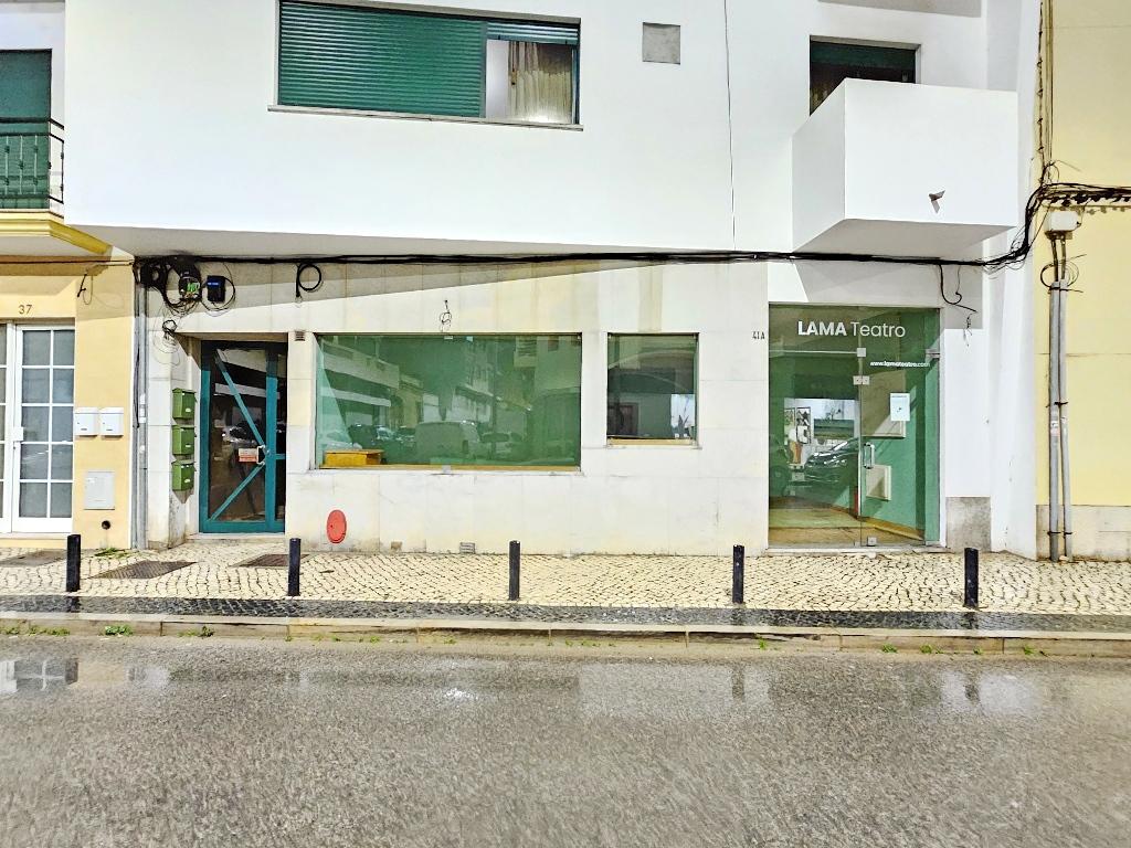 Espaçosa loja com logradouro no centro de Faro