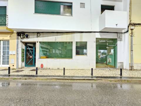 Espaçosa loja com logradouro no centro de Faro