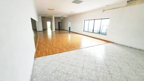 Espaçosa loja com logradouro no centro de Faro