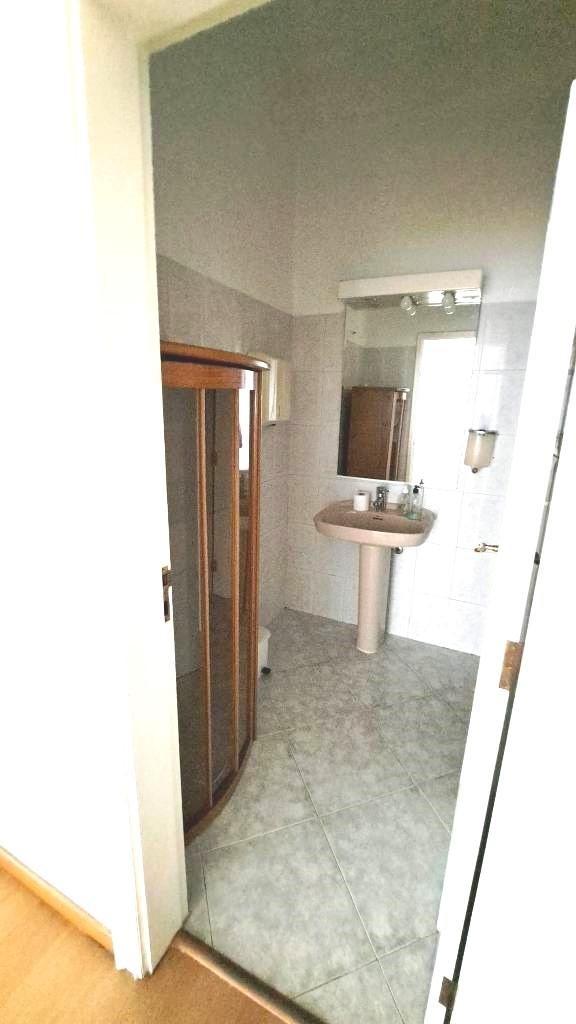 Espaçosa loja com logradouro no centro de Faro