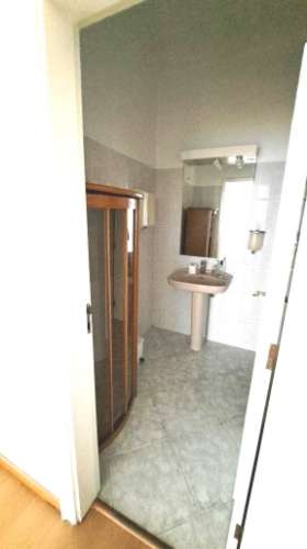 Espaçosa loja com logradouro no centro de Faro