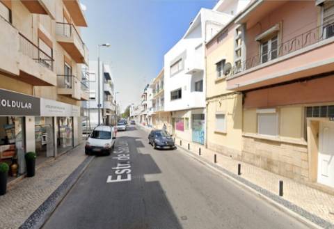 Espaçosa loja com logradouro no centro de Faro