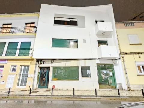 Espaçosa loja com logradouro no centro de Faro