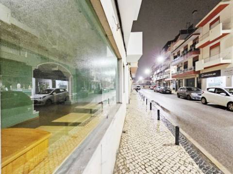 Espaçosa loja com logradouro no centro de Faro