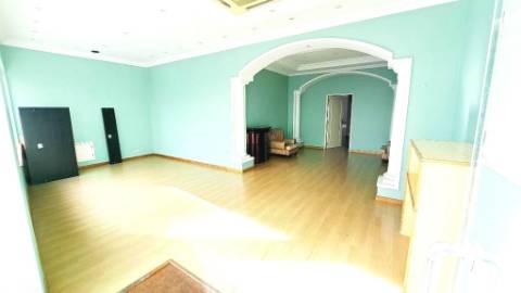 Espaçosa loja com logradouro no centro de Faro