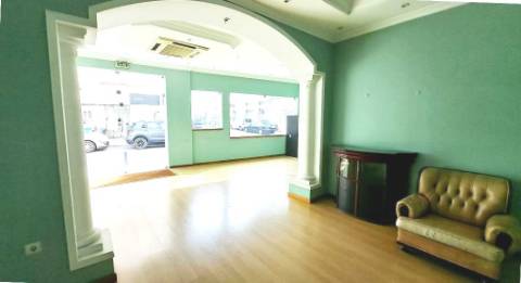 Espaçosa loja com logradouro no centro de Faro