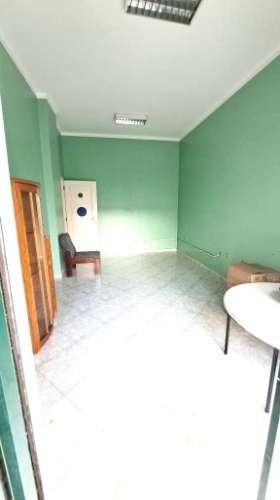 Espaçosa loja com logradouro no centro de Faro