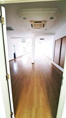 Espaçosa loja com logradouro no centro de Faro