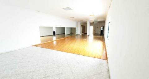 Espaçosa loja com logradouro no centro de Faro