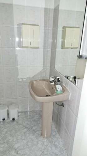 Espaçosa loja com logradouro no centro de Faro