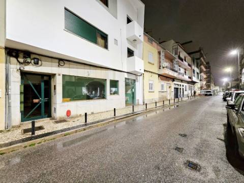 Espaçosa loja com logradouro no centro de Faro