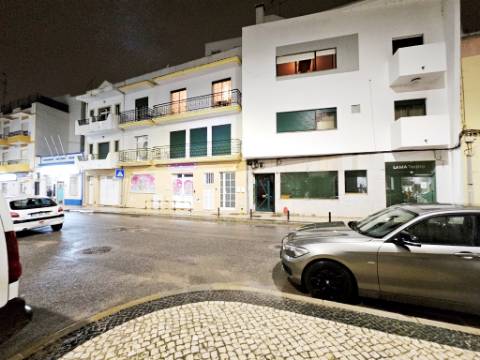 Espaçosa loja com logradouro no centro de Faro