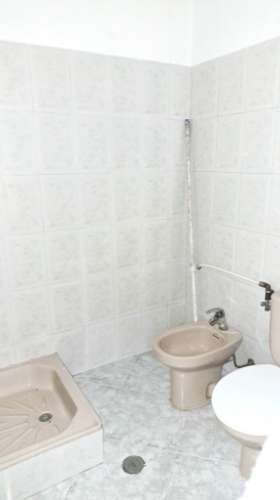 Espaçosa loja com logradouro no centro de Faro