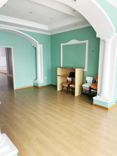 Espaçosa loja com logradouro no centro de Faro