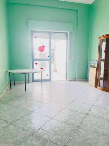 Espaçosa loja com logradouro no centro de Faro