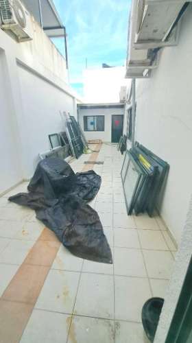 Espaçosa loja com logradouro no centro de Faro