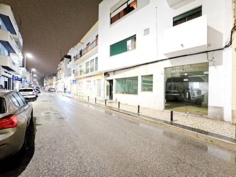 Espaçosa loja com logradouro no centro de Faro