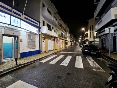 Espaçosa loja com logradouro no centro de Faro