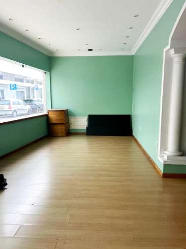 Espaçosa loja com logradouro no centro de Faro