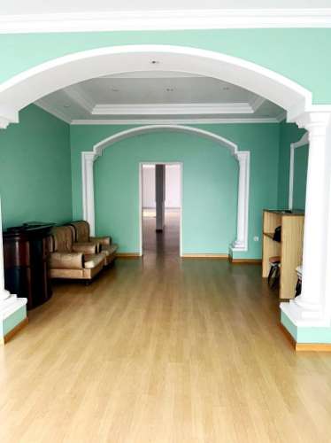 Espaçosa loja com logradouro no centro de Faro