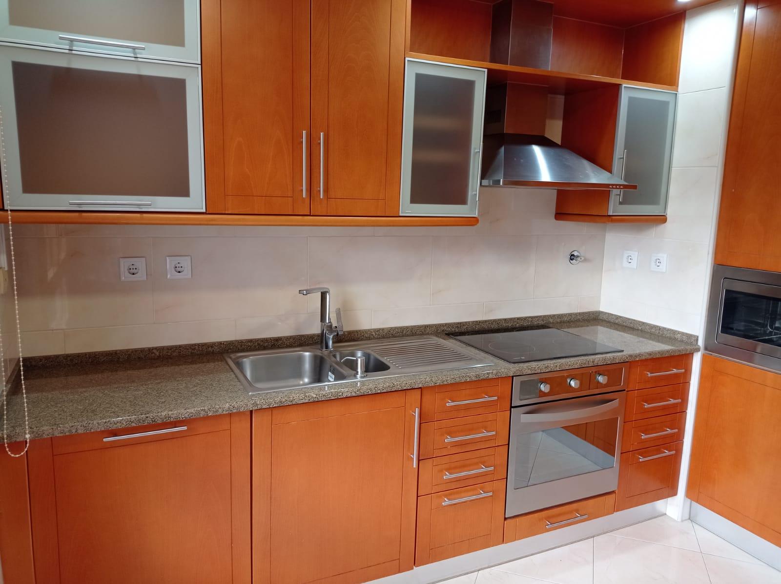 Apartamento T3 - remodelado, com estacionamentos, nas Colinas do Cruzeiro, Odivelas