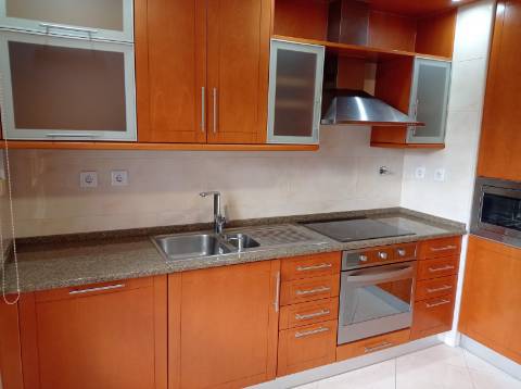 Apartamento T3 - remodelado, com estacionamentos, nas Colinas do Cruzeiro, Odivelas