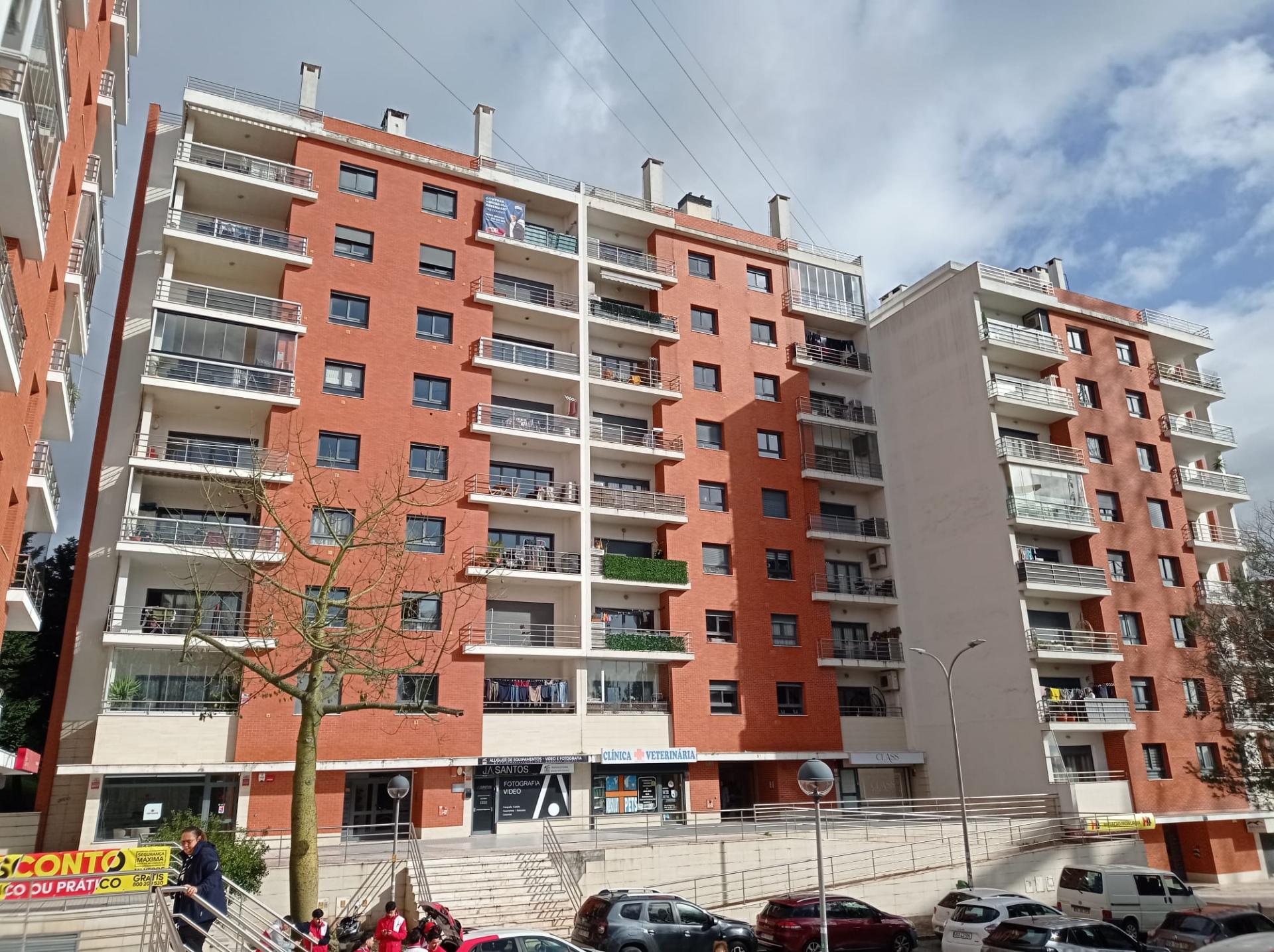 Apartamento T3 - remodelado, com estacionamentos, nas Colinas do Cruzeiro, Odivelas