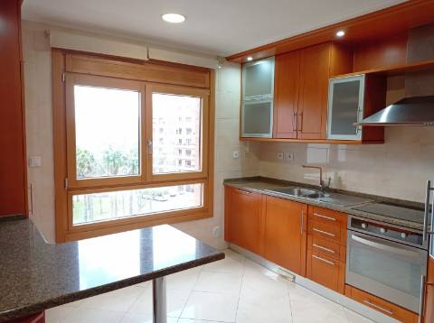 Apartamento T3 - remodelado, com estacionamentos, nas Colinas do Cruzeiro, Odivelas