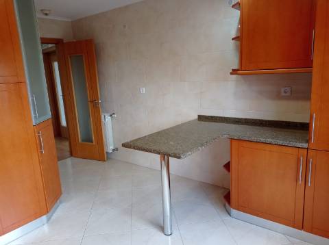 Apartamento T3 - remodelado, com estacionamentos, nas Colinas do Cruzeiro, Odivelas