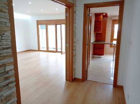 Apartamento T3 - remodelado, com estacionamentos, nas Colinas do Cruzeiro, Odivelas