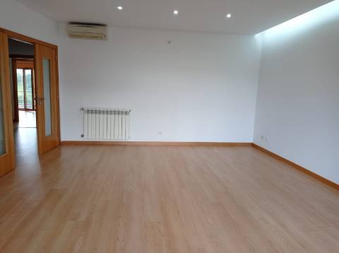 Apartamento T3 - remodelado, com estacionamentos, nas Colinas do Cruzeiro, Odivelas