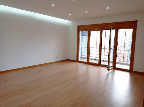 Apartamento T3 - remodelado, com estacionamentos, nas Colinas do Cruzeiro, Odivelas