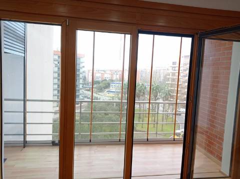 Apartamento T3 - remodelado, com estacionamentos, nas Colinas do Cruzeiro, Odivelas