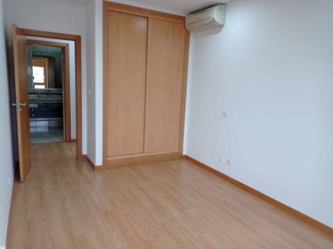 Apartamento T3 - remodelado, com estacionamentos, nas Colinas do Cruzeiro, Odivelas