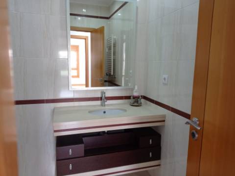 Apartamento T3 - remodelado, com estacionamentos, nas Colinas do Cruzeiro, Odivelas