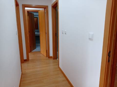 Apartamento T3 - remodelado, com estacionamentos, nas Colinas do Cruzeiro, Odivelas