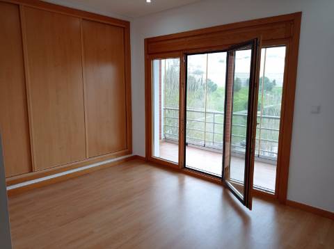 Apartamento T3 - remodelado, com estacionamentos, nas Colinas do Cruzeiro, Odivelas