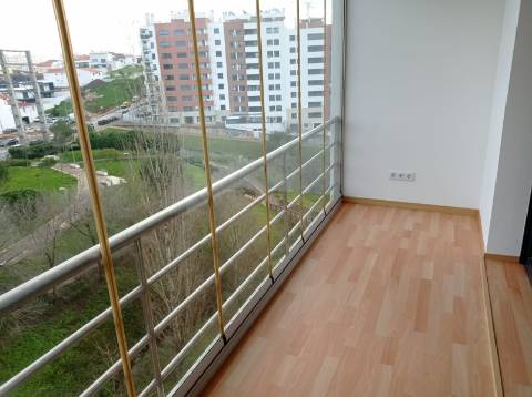 Apartamento T3 - remodelado, com estacionamentos, nas Colinas do Cruzeiro, Odivelas