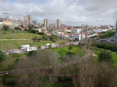 Apartamento T3 - remodelado, com estacionamentos, nas Colinas do Cruzeiro, Odivelas