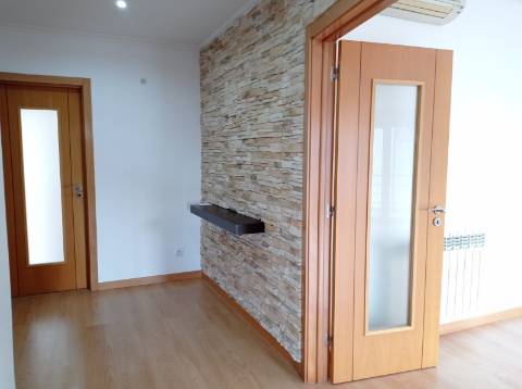 Apartamento T3 - remodelado, com estacionamentos, nas Colinas do Cruzeiro, Odivelas