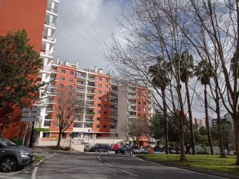 Apartamento T3 - remodelado, com estacionamentos, nas Colinas do Cruzeiro, Odivelas