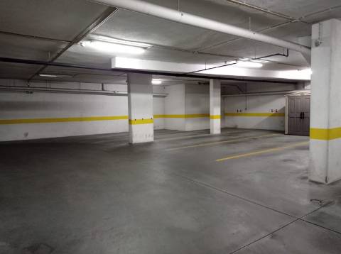 Apartamento T3 - remodelado, com estacionamentos, nas Colinas do Cruzeiro, Odivelas