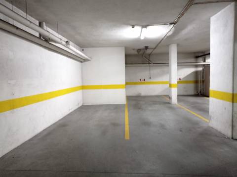 Apartamento T3 - remodelado, com estacionamentos, nas Colinas do Cruzeiro, Odivelas