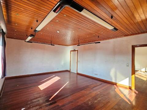 Edifício Industrial em Alfragide, Amadora, Lisboa.