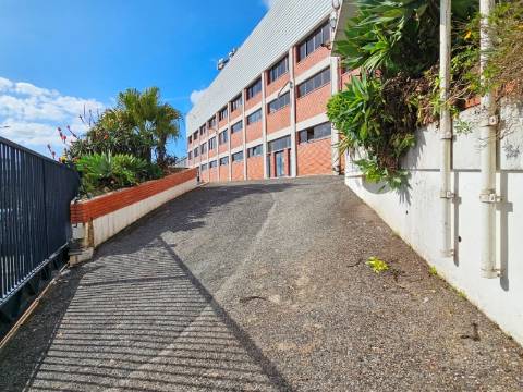 Edifício Industrial em Alfragide, Amadora, Lisboa.