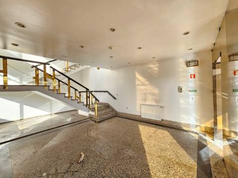 Edifício Industrial em Alfragide, Amadora, Lisboa.