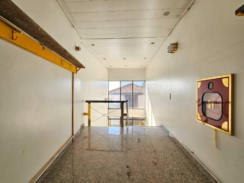 Edifício Industrial em Alfragide, Amadora, Lisboa.