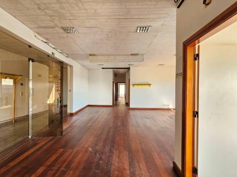 Edifício Industrial em Alfragide, Amadora, Lisboa.