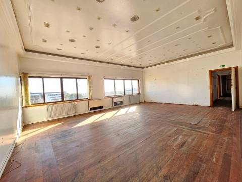 Edifício Industrial em Alfragide, Amadora, Lisboa.