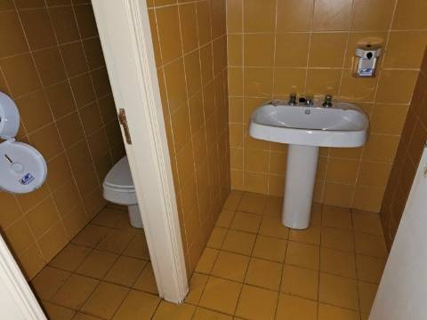 Edifício Industrial em Alfragide, Amadora, Lisboa.